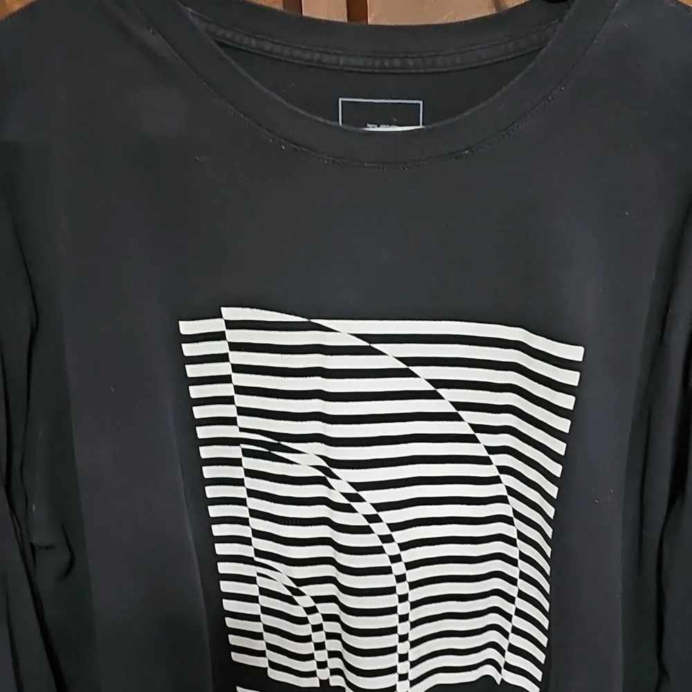 The North Face Optical Illusion Logo Shirt - Picture 4 of 8